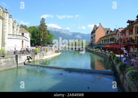 Il lago di Annecy e la città in estate Foto Stock