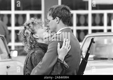 Germania, Berlino Est, Ottobre 07, 1989 - un soldato bacia la sua ragazza dopo la parata militare per il quarantesimo anniversario della nascita della Repubblica democratica tedesca, Foto Stock