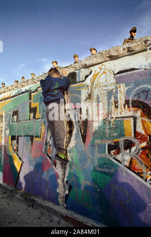 Germania, Berlino est, 09 novembre 1989 - GDR forze di frontiera sul muro di Berlino, la caduta del muro di Berlino in foto © Antonello Nusca/Sintesi/Stock Alamy Foto Stock