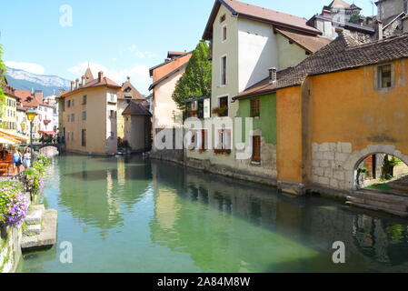 Il lago di Annecy e la città in estate Foto Stock