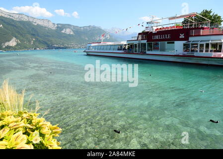 Il lago di Annecy e la città in estate Foto Stock