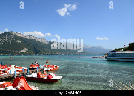 Il lago di Annecy e la città in estate Foto Stock