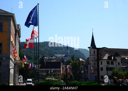 Il lago di Annecy e la città in estate Foto Stock