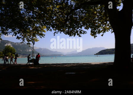 Il lago di Annecy e la città in estate Foto Stock