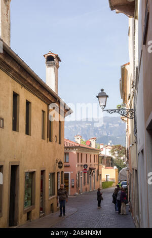 Bassano del Grappa, Italia, 10/22/2019 , passeggiate sulla piccola strada vicino al ponte vecchio, nella città di Bassano del Grappa. Foto Stock