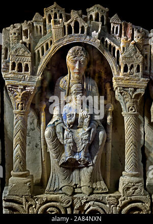 Scultura architettonica in pietra calcarea romanica del XII secolo della Vergine Maria con bambino di Saint-Denis, esposta al Museo Cluny di Parigi, Francia. Scultura in pietra romanica del II secolo, frammento di altare, "Vergine Maria con bambino di Saint-Denis" (nota anche come Sedes Sapientiae o Trono della saggezza), conservata presso il Museo Cluny (Musée de Cluny - Musée National du Moyen Âge) Foto Stock