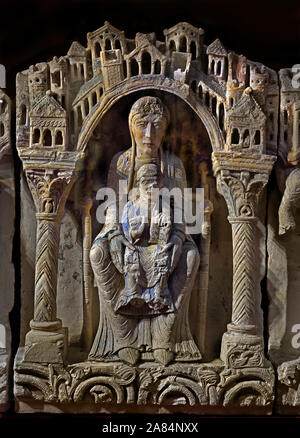 Scultura architettonica in pietra calcarea romanica del XII secolo della Vergine Maria con bambino di Saint-Denis, esposta al Museo Cluny di Parigi, Francia. Scultura in pietra romanica del II secolo, frammento di altare, "Vergine Maria con bambino di Saint-Denis" (nota anche come Sedes Sapientiae o Trono della saggezza), conservata presso il Museo Cluny (Musée de Cluny - Musée National du Moyen Âge) Foto Stock