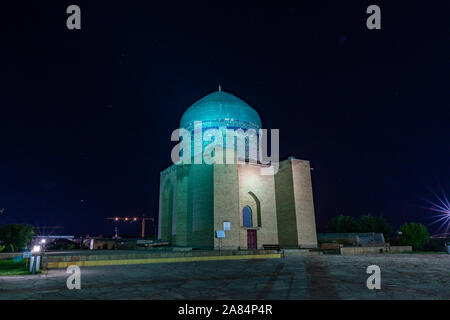 Turkestan Mausoleo di Rabia Sultan Begim a Khoja Ahmed Yasawi complesso pittoresco mozzafiato luci illuminate vista notturna Foto Stock