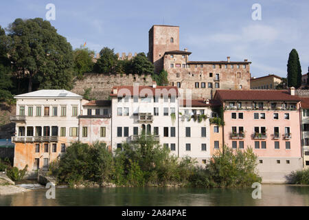 Bassano del Grappa, Italia, 10/22/2019 , vista degli edifici sul lato est del fiume Brenta a Bassano del grappa. Foto Stock