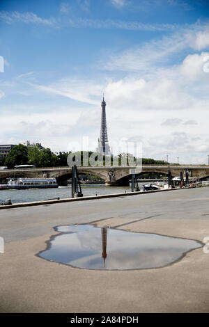 Torre Eiffel riflesso in una pozzanghera, Francia Foto Stock