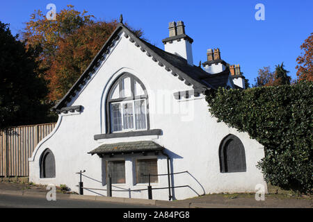 Revival gotico cottages, costruita come parte della ex sala Trevalyn estates nel villaggio di Marford, Clwyd, Wrexham, Galles Foto Stock