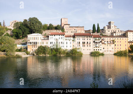 Bassano del Grappa, Italia, 10/22/2019 , vista degli edifici sul lato est del fiume Brenta a Bassano del grappa. Foto Stock