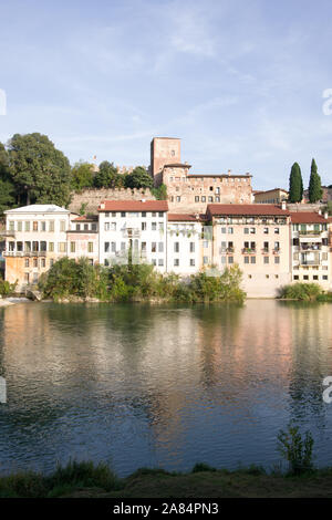 Bassano del Grappa, Italia, 10/22/2019 , vista degli edifici sul lato est del fiume Brenta a Bassano del grappa. Foto Stock