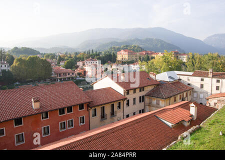 Bassano del Grappa, Italia, 10/22/2019 , vista sulla città e sulle colline dell'altopiano dei sette comuni, sulle prealpi venete Foto Stock