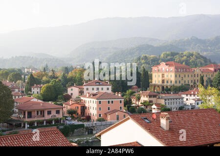 Bassano del Grappa, Italia, 10/22/2019 , vista sulla città e sulle colline dell'altopiano dei sette comuni, sulle prealpi venete Foto Stock