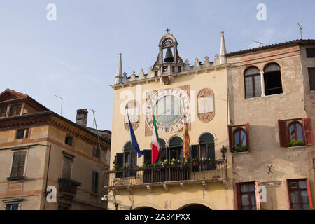 Bassano del Grappa, Italia, 10/22/2019 , dipinto storico edificio a Bassano centro citta'. Loggia del Municipio, in via Matteotti. Foto Stock