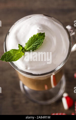 La menta piperita caffè moka per Natale sul tavolo di legno. Close up Foto Stock