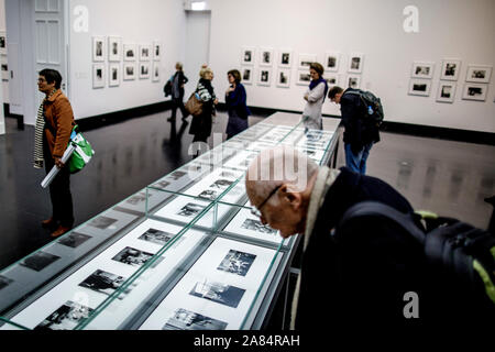 06 novembre 2019, Berlin: Gli ospiti vai su una preview tour attraverso la mostra delle opere del fotografo tedesco Helga Paris. La mostra del fotografo lavora da anni tra il 1968 e il 2011. Con 275 opere, tra cui numerose singole immagini e serie mostrato per la prima volta, questa è la sua più grande esposizione alla data e, dopo 25 anni, l'artista della prima retrospettiva nella sua città natale di Berlino. Per la prima volta è possibile vedere alcuni estratti dalla vasta serie di Leipzig, Hauptbahnhof, Moskau e Mein Alex. Foto: Carsten Koall/dpa Foto Stock