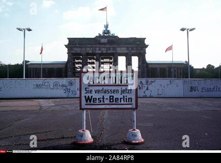 Una vista del "muro di Berlino e Porta di Brandeburgo, simbolo della città di Berl. Un segno bordo in tedesco avvisa "Stai lasciando Berlino Ovest". Il muro di Berlino era stato eretto in Agosto 13, 1961 da la RDT (Repubblica Democratica Tedesca) al reparto di imperialismo occidentale e ostacolare tedeschi orientali da rivelare all'Occidente. Berlino ovest, Germania ovest - 08/1986 (HALEY / SIPA/IPA / Fotogramma, BERLINO OVEST - 2014-10-17) ps la foto può essere utilizzato nel rispetto del contesto in cui è stato preso e senza intento diffamatorio del decoro delle persone rappresentate editoriale solo di utilizzo Foto Stock