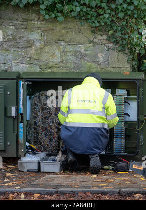 Openreach ingegnere presso una centrale telefonica box in West Lothian, Scozia. Foto Stock