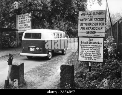Sotto la supervisione del GDR forze armate spinato blocchi stradali erano erronee e la costruzione del muro di Berlino ha iniziato a costruire a Berlino Est dalla parte occidentale di Berlino. La parete intende prevenire il GDR dai cittadini che cercano rifugio nella zona ovest di Berlino. - 20 esterno di ANNIVERSARIO DELLA CADUTA DEL MURO DI BERLINO (DPA/ALLIANCE/IPA/fotogramma, Berlino - 2009-11-02) ps la foto può essere utilizzato nel rispetto del contesto in cui è stato preso e senza intento diffamatorio del decoro delle persone rappresentate editoriale solo di utilizzo Foto Stock
