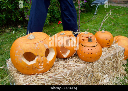 Le zucche scolpite su The scarecrow trail nel Binfield, Berkshire, Regno Unito nel 2019 Foto Stock