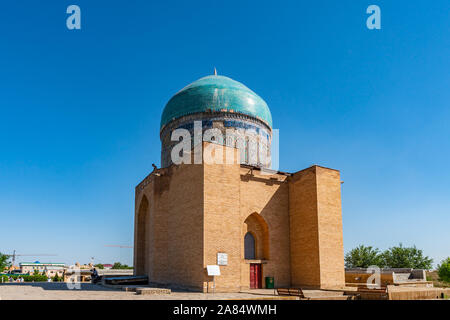 Turkestan Mausoleo di Rabia Sultan Begim a Khoja Ahmed Yasawi mozzafiato complesso vista pittoresca su un soleggiato Blue Sky giorno Foto Stock