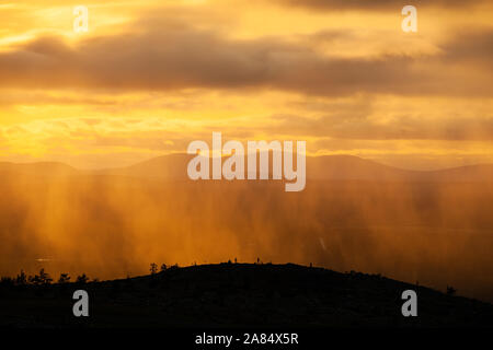 La pioggia si riversa giù vicino a Levi ski resort in Finlandia. Foto Stock