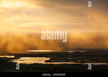 La pioggia si riversa giù vicino a Levi ski resort in Finlandia. Foto Stock