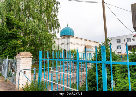 Chundzha Shonzhy Selo pittoresca vista della Moschea Blu dietro la recinzione colorata in un giorno nuvoloso Foto Stock