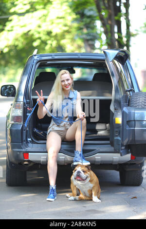 Bellissima femmina stile smilling ritratto seduta auto american bulldog Foto Stock