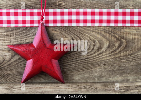 Sfondo di Natale con stella di legno rossa Foto Stock