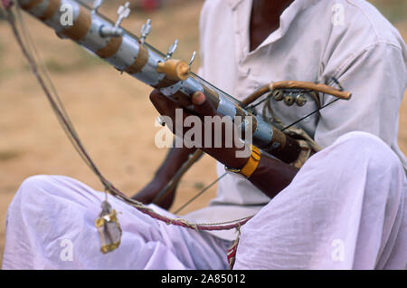 Vista ravvicinata della Ravanhatta, corde dello strumento musicale di antica origine utilizzato da Indian musicisti di strada. La casta Bhopa uomo eseguire una musica. Foto Stock