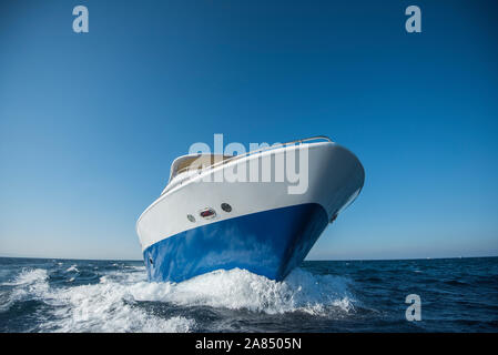 Un privato di lusso yacht a motore in modo sul mare tropicale con onda di prua Foto Stock