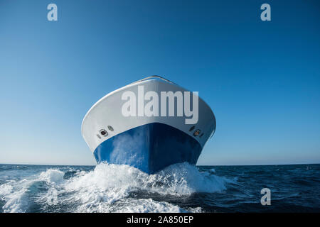 Un privato di lusso yacht a motore in modo sul mare tropicale con onda di prua Foto Stock