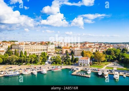 Croazia, la città di Pola, antica arena romana, storica arena e il centro storico da fuco, vista aerea Foto Stock