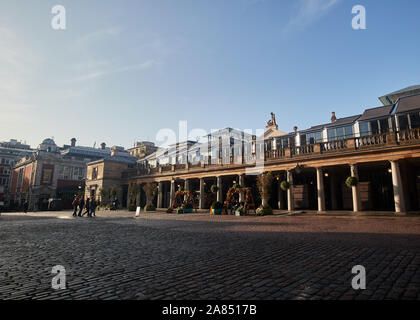 Un ampio angolo di visione dell'est-ingresso laterale per il tradizionale mercato di Covent Garden. Foto Stock