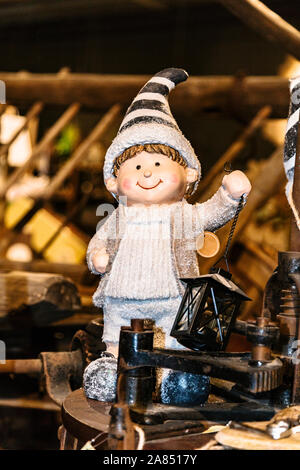 Gnome doll su abbigliamento invernale con lampada in mano Foto Stock