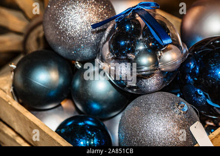 Giocattoli di Natale sfere giacente in una scatola di legno vicino fino Foto Stock