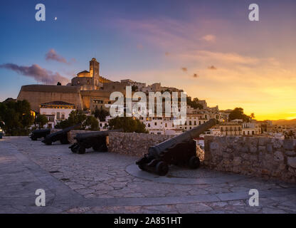 Bel tramonto nella zona storica di Dalt Vila di Ibiza,Baleari,Spagna.cattedrale e case bianche nell'area di parete Foto Stock