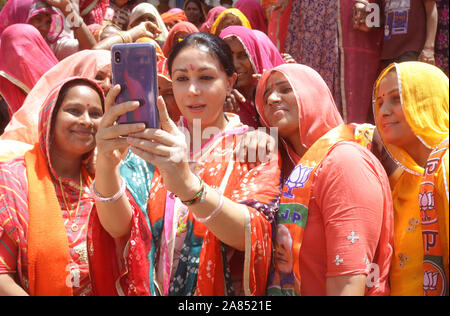 Membro del Parlamento e Jaipur Princess Diya Kumari scatta una selfie con donne durante una visita a Beawar, Rajasthan, India. Foto/Sumit Saraswat Foto Stock