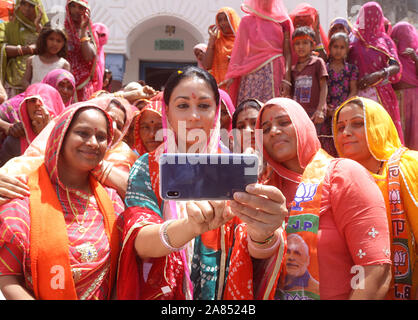 Membro del Parlamento e Jaipur Princess Diya Kumari scatta una selfie con donne durante una visita a Beawar, Rajasthan, India. Foto/Sumit Saraswat Foto Stock