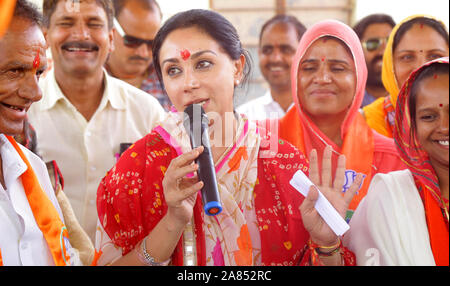 Membro del Parlamento e Jaipur Princess Diya risolve un incontro pubblico durante una visita a Beawar, Rajasthan, India. Foto/Sumit Saraswat Foto Stock