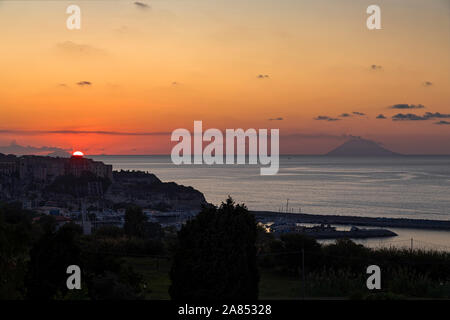 Terzo nella sequenza di cinque immagini di tramonto sull'oceano a tropea italia Foto Stock