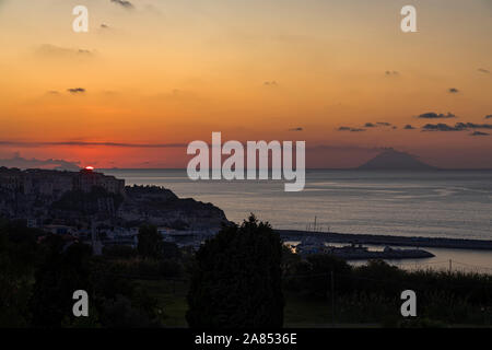 Quarto nella sequenza di cinque immagini di tramonto sull'oceano a tropea italia Foto Stock