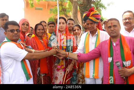 Gli abitanti di un villaggio di benvenuto membro del Parlamento e Jaipur Princess Diya Kumari nel loro modo tradizionale in Beawar, Rajasthan, India. Foto/Sumit Saraswat Foto Stock