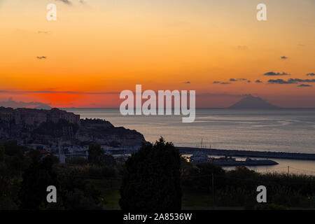 Quinto nella sequenza di cinque immagini di tramonto sull'oceano a tropea italia Foto Stock