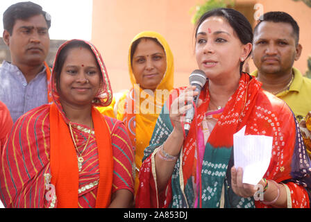 Membro del Parlamento e Jaipur Princess Diya risolve un incontro pubblico durante una visita a Beawar, Rajasthan, India. Foto/Sumit Saraswat Foto Stock