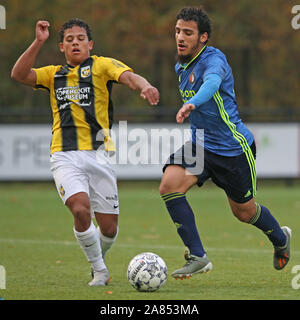 4 novembre 2019 Arnhem, Paesi Bassi Calcio olandese Jong Vitesse contro Jong Feyenoord L-r: Million Manhoef di Jong Vitesse, Yassin Ayoub di Jong Feyenoord Foto Stock