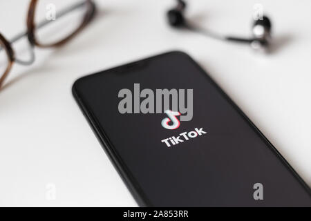 Minsk, Bielorussia - 06 novembre 2019 - Tik Tok app lanciando sul telefono. Vista ravvicinata. Foto Stock